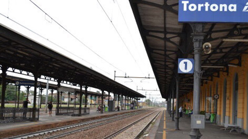 Imboscata in stazione a Tortona, due giovani rapinati e picchiati. Arrestati gli aggressori
