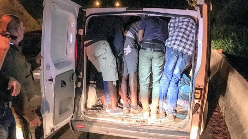Monte Bianco, furgone con 12 migranti al traforo
