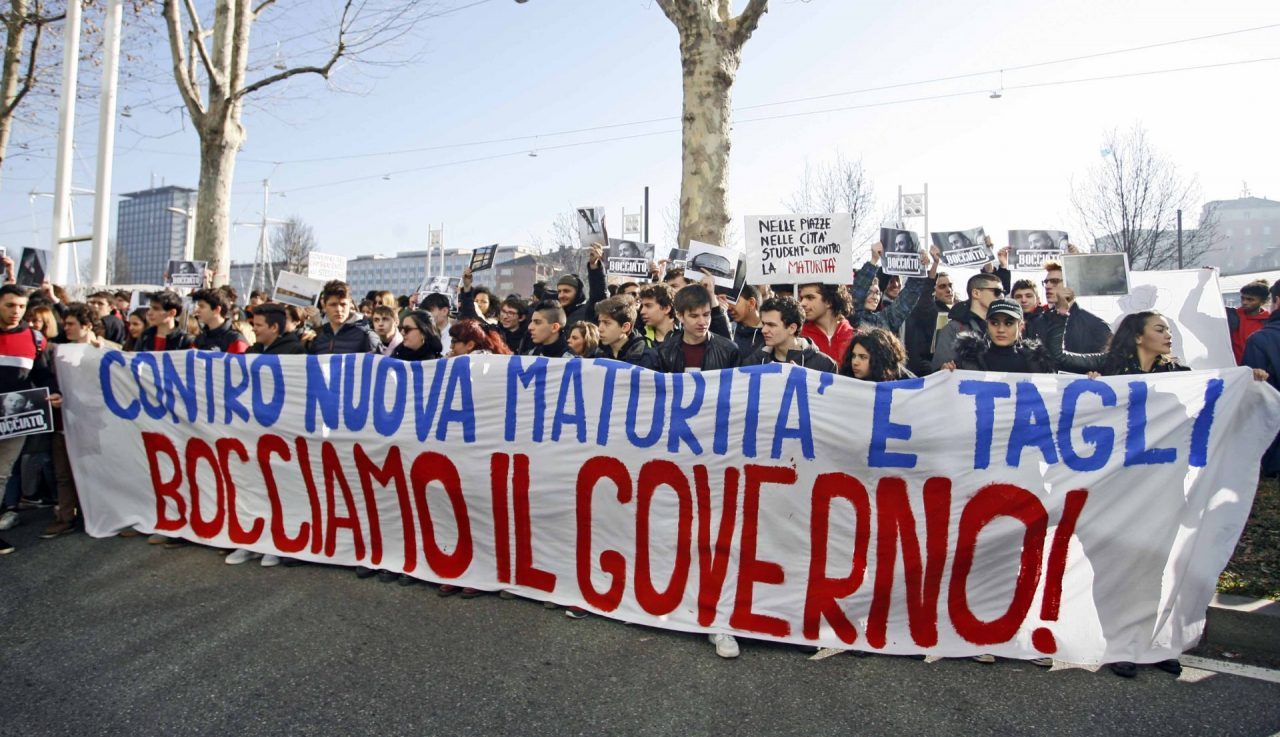 Studenti in piazza contro la nuova maturità, lanci di uova e spintoni con la Polizia VIDEO