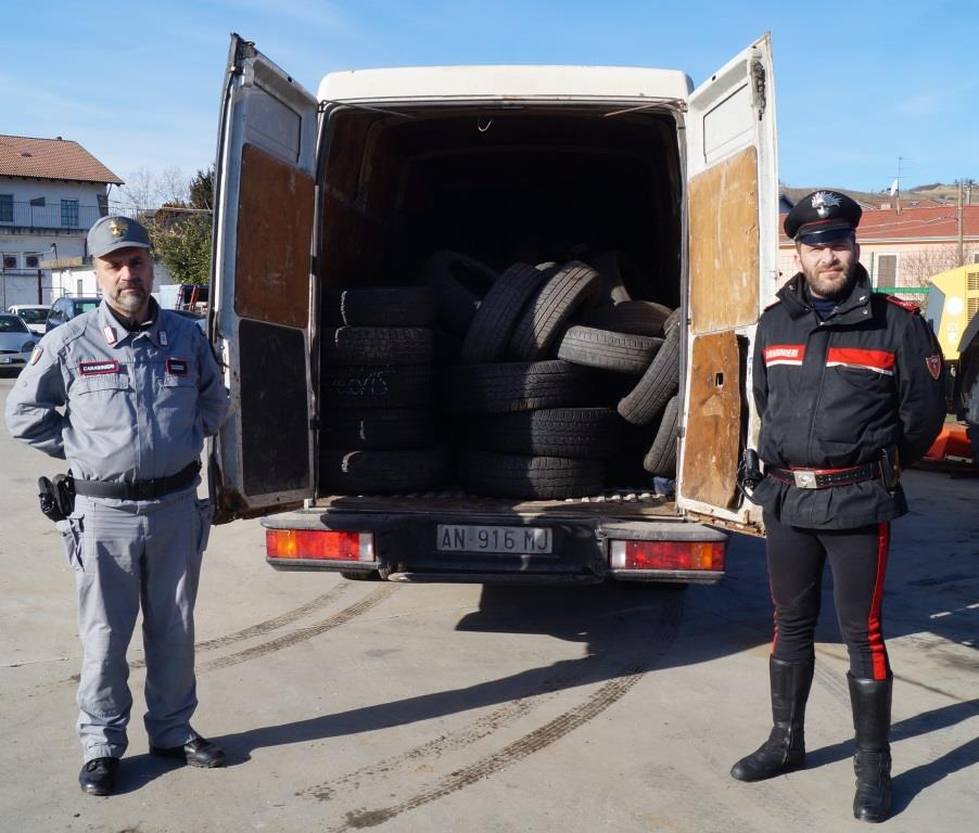 Controlli stradali a Visone, fermato furgone pieno di gomme usate