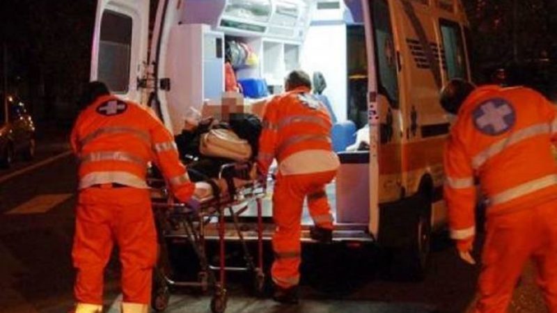 Commerciante e infermiera travolti mentre soccorrono automobilista in panne