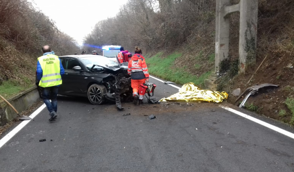Travolti da un’auto mentre stavano lavorando, morti due cantonieri a Mazzè VIDEO