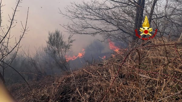 Passo della Bocchetta: vasto incendio manda in fumo decine di ettari