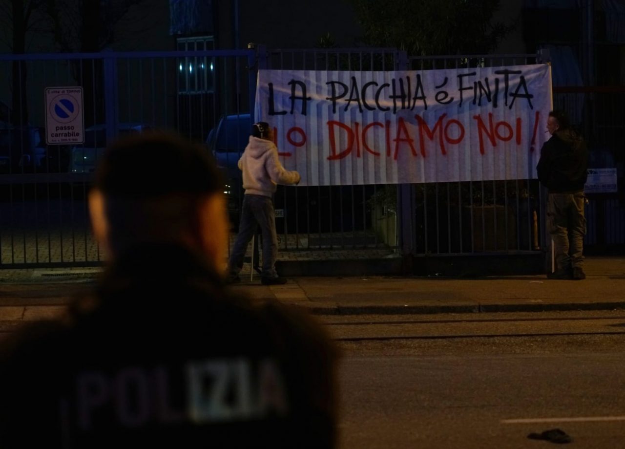 Gli anarchici di Torino manifestano contro la Lega | VIDEO