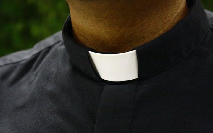 Sacerdote si innamora e lascia la chiesa