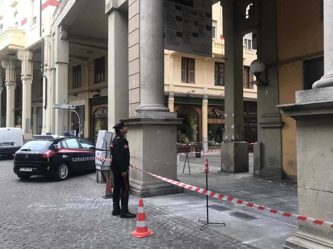 Cede una parte di intonaco dalla volta del porticato di via Emilia