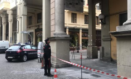 Cede una parte di intonaco dalla volta del porticato di via Emilia