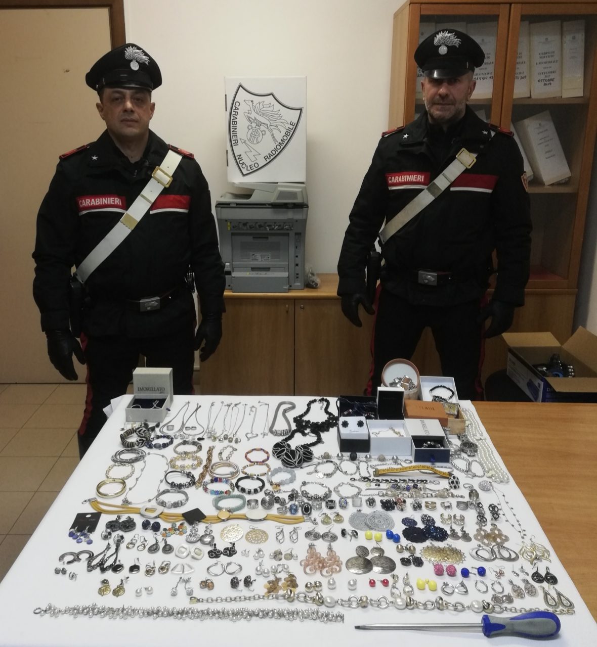Presi i responsabili del furto in un appartamento di Terzo
