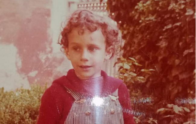 Dato in adozione dopo la nascita ora cerca i suoi genitori naturali