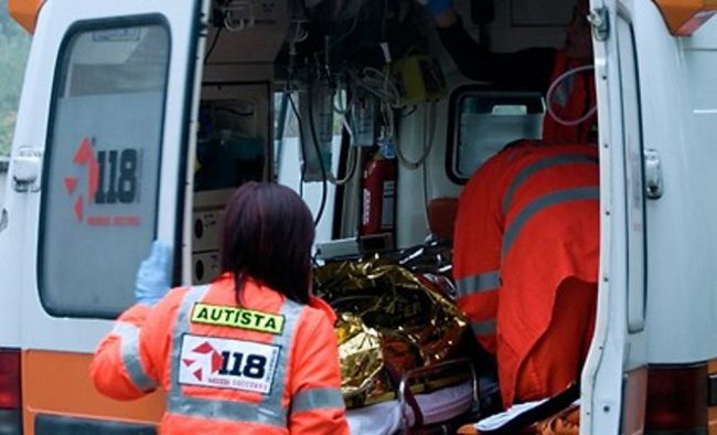 Vignole Borbera, auto investe tre ragazzi, 18enne in codice rosso