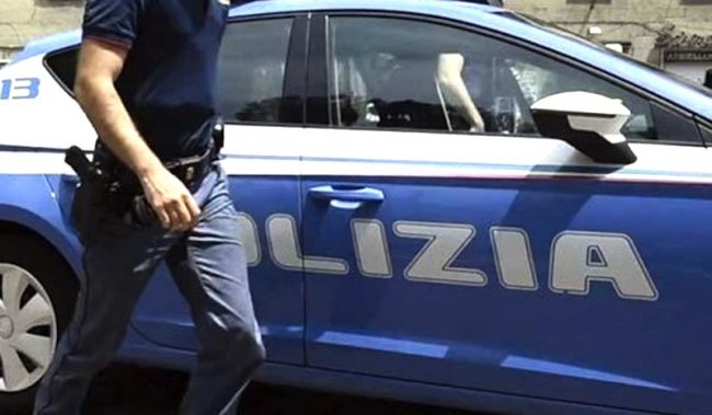 Poliziotto uccide la moglie e si suicida: avevano due bimbe
