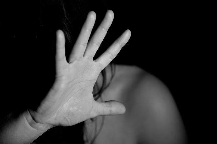 Non si rassegna alla fine della storia con la ex e si presenta ubriaco sotto casa sua
