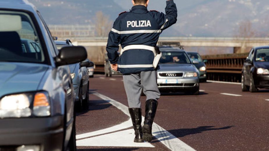 Furgone contro mano in autostrada