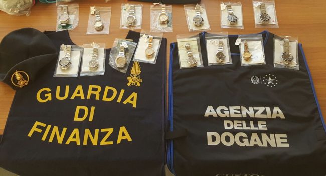 Orologi di lusso nascosti nel cappotto