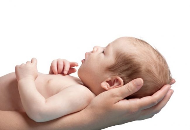 Bimbo nasce nel pianerottolo di casa