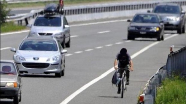 Percorre la Torino-Savona con una bici da corsa