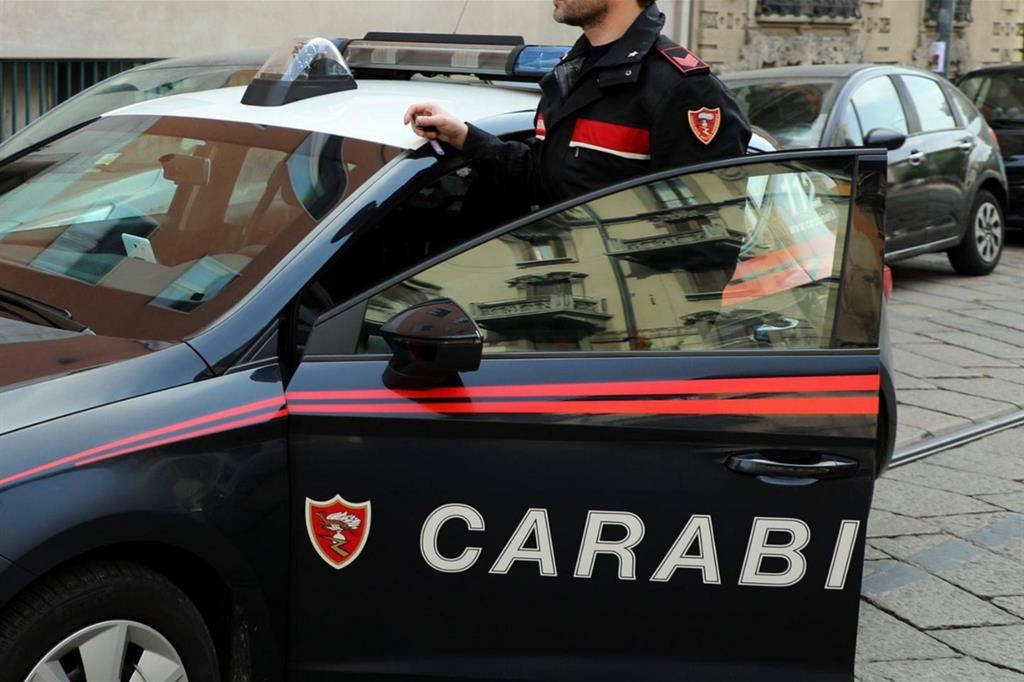 “Presto venite! Ragazzi ubriachi lanciano bottiglie sulle auto in transito”, ma si era inventato tutto