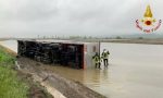 Tir fuori strada, si ribalta in una risaia