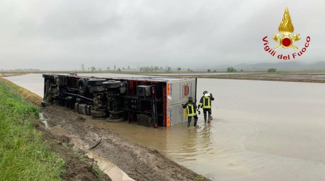 Tir fuori strada, si ribalta in una risaia