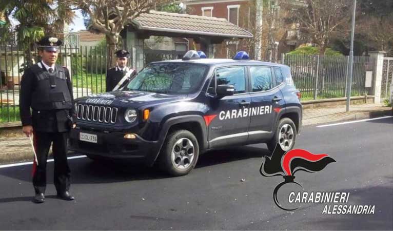 All’alt dei carabinieri presenta la patente… ma è falsa