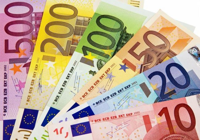 Voleva comprare scarpe online, gli spillano 9500 euro
