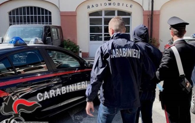 Aggredisce un uomo con un coccio di bottiglia, arrestano 37enne