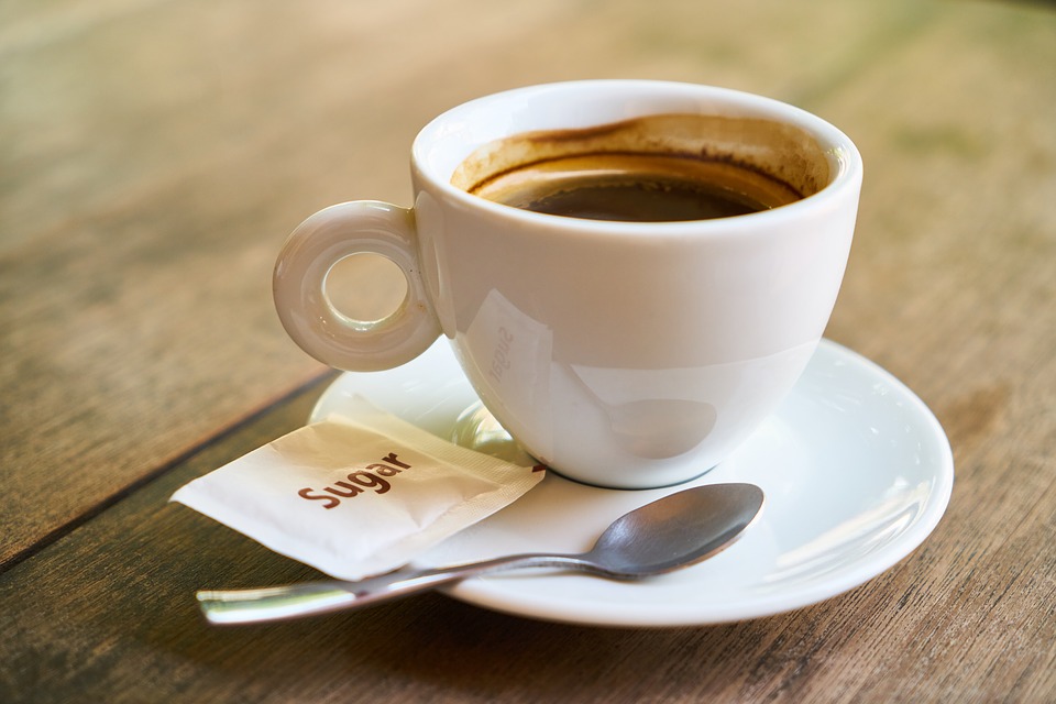 Caffè al bar con bustina di droga