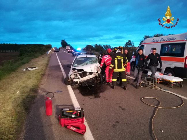 Frontale tra due auto, un ferito grave