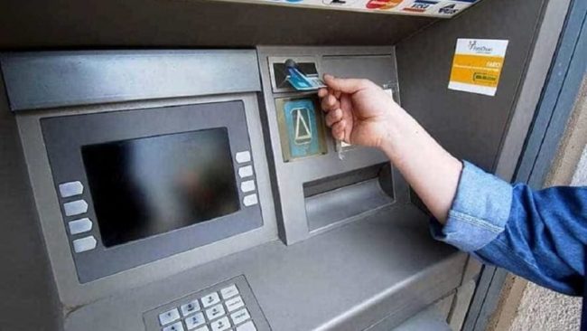 Di notte preleva i soldi con il bancomat del vicino