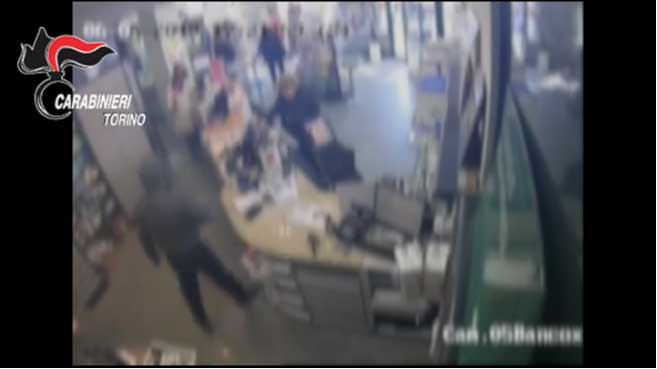 La rapina in farmacia ripresa in diretta: arrestato! VIDEO