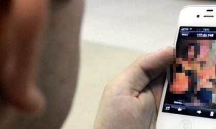 Pedopornografia online, video di minori scambiati su WhatsApp: indagini anche ad Alessandria