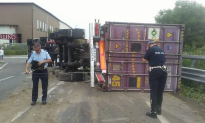 Tir carico di liquore ribaltato a Castell’Alfero: traffico bloccato