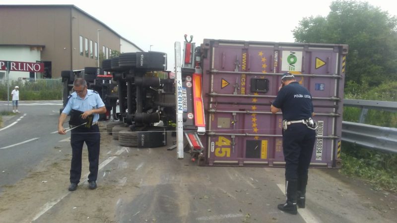 Tir carico di liquore ribaltato a Castell’Alfero: traffico bloccato