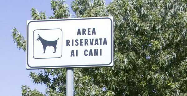 “Cacciati dall’area pubblica cani perché  siamo gay”