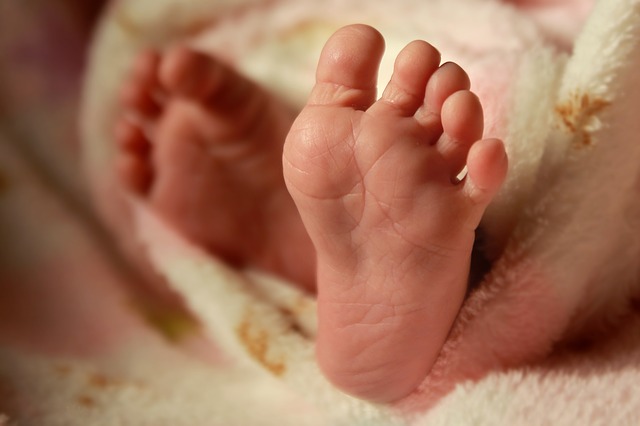 Ha fretta di venire al mondo: neonato nasce in ambulanza
