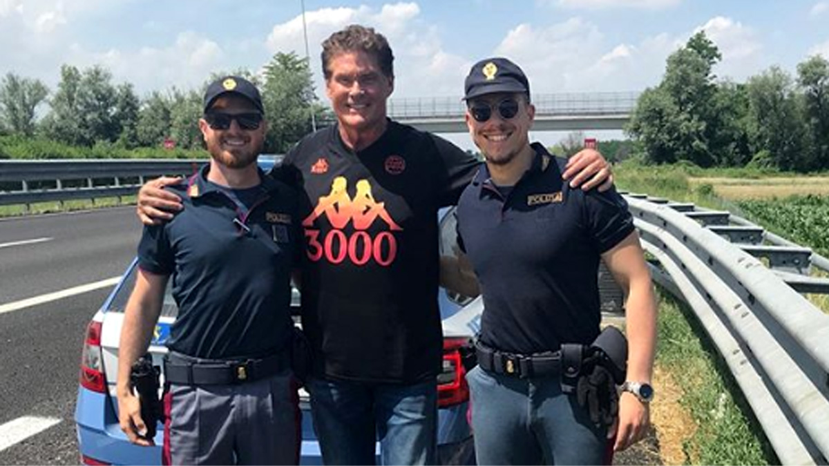 La Polstrada ferma David Hasselhoff in Supercar sulla A21: “Sei il nostro eroe”