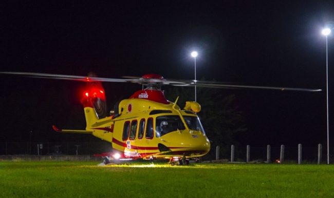Schianto in autostrada, muoiono i genitori: soccorritori trovano bimbo che piange nel segggiolino