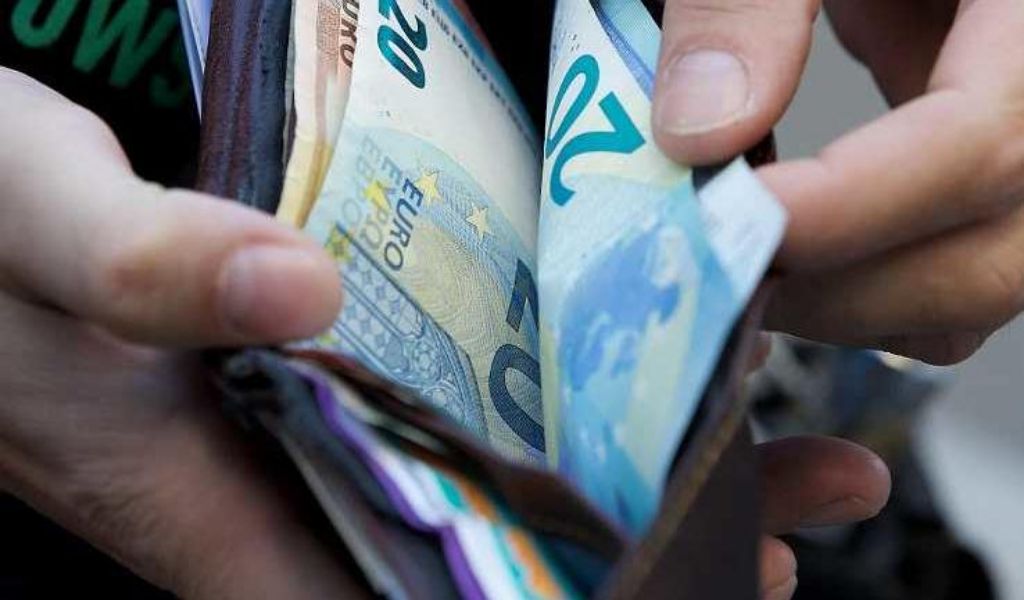 Trova sul pullman borsello con 10mila euro e lo restituisce