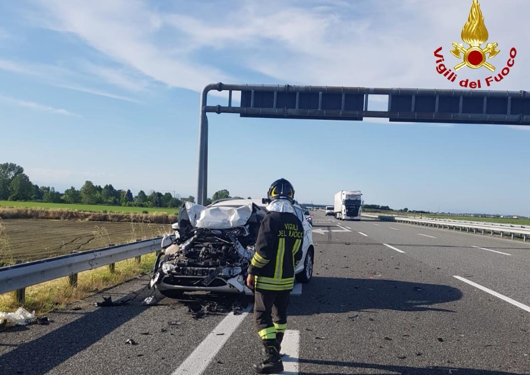 Schianto sulla A26: due vetture coinvolte