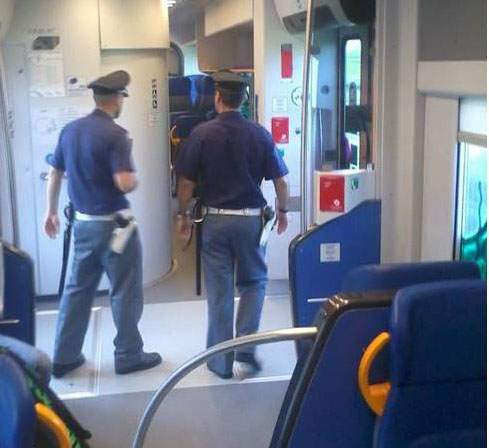Elude i controlli, alla vista della Polizia li aggredisce