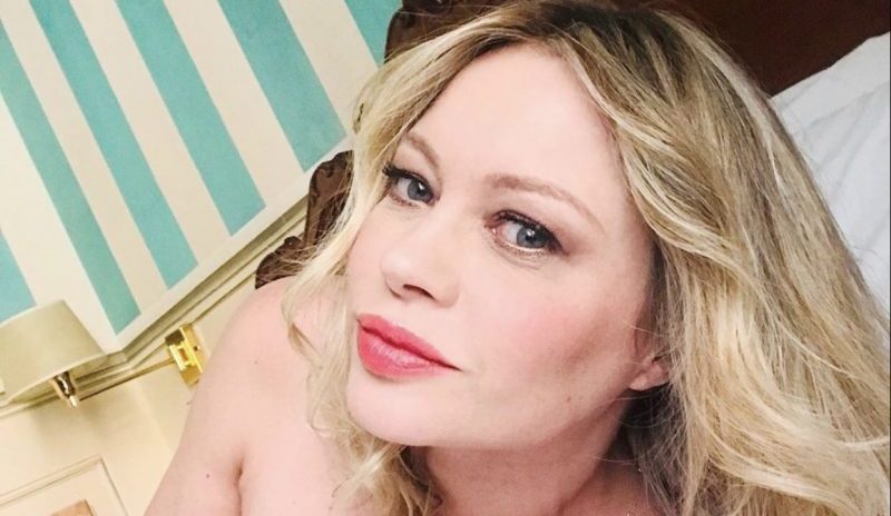 Anna Falchi, bagno di folla e poi notte in….. solitudine
