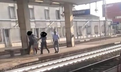 Molestano una ragazza sul treno, fermati dai carabinieri con lo spray urticante