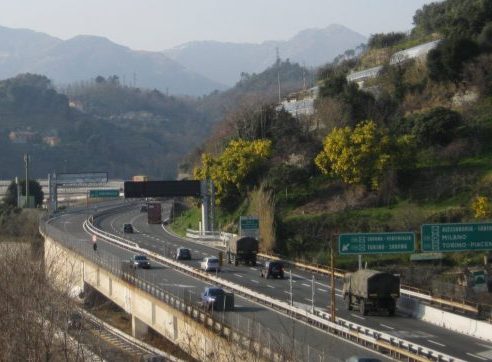 Si schianta con l’ultraleggero in autostrada e muore
