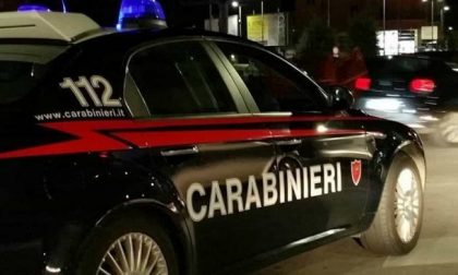 Minaccia i carabinieri brandendo un bottiglia di vetro, in manette spacciatore di cocaina