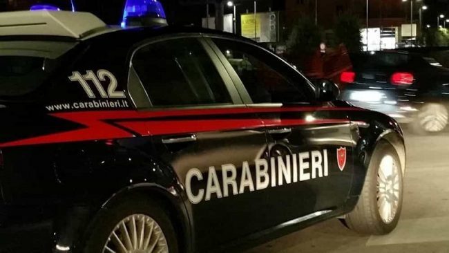 Ruba una chitarra di valore all’amico e chiede soldi in cambio per restituirla