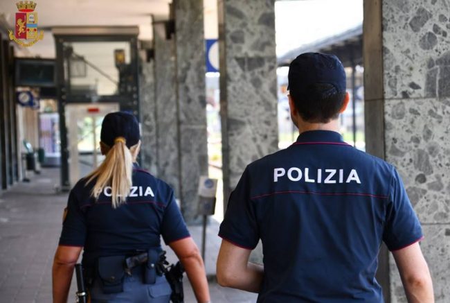 In valigia profumi contraffatti, bengalese denunciato
