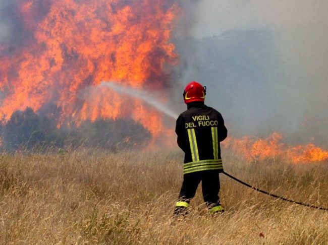 Incendio in un campo di sterpaglie a Frassineto Po