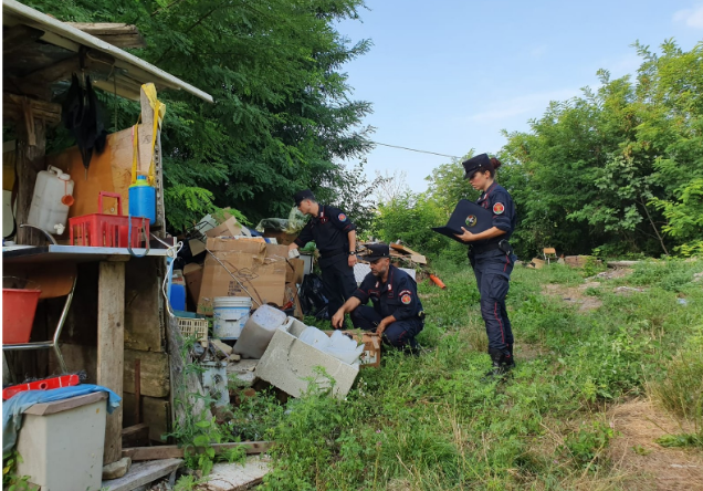 Rifiuti speciali e pericolosi, una discarica in giardino: denunciati due uomini