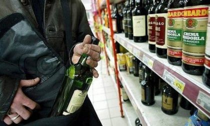 Ruba alcolici al supermercato, nei guai una 45enne