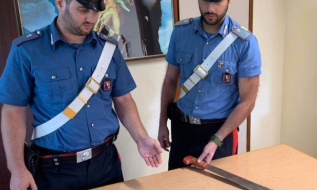 Cameri – Uomo brandisce un machete contro moglie, figlia e carabinieri: arrestato.